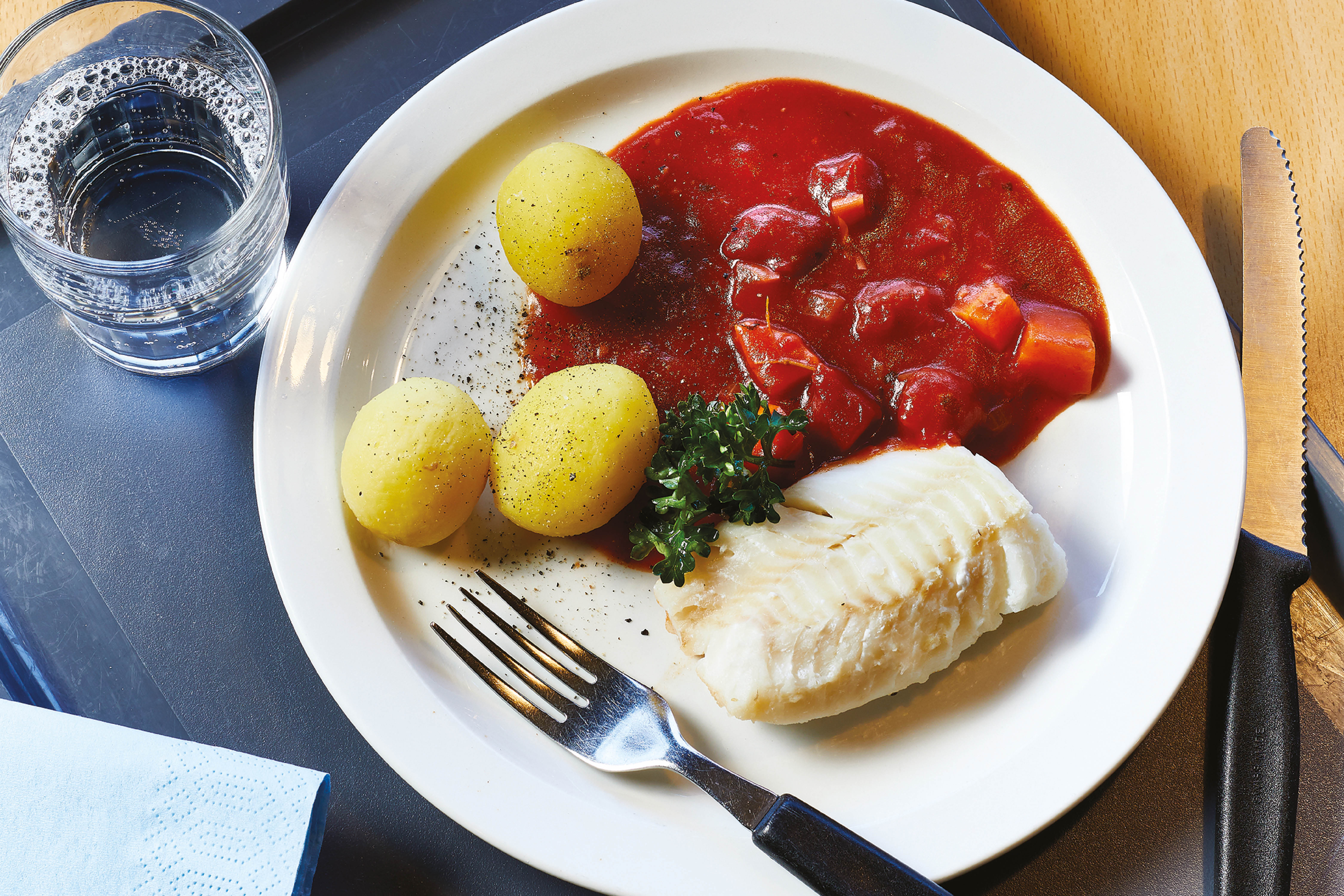 Dampet torsk med fyldig tomatsauce og kartofler