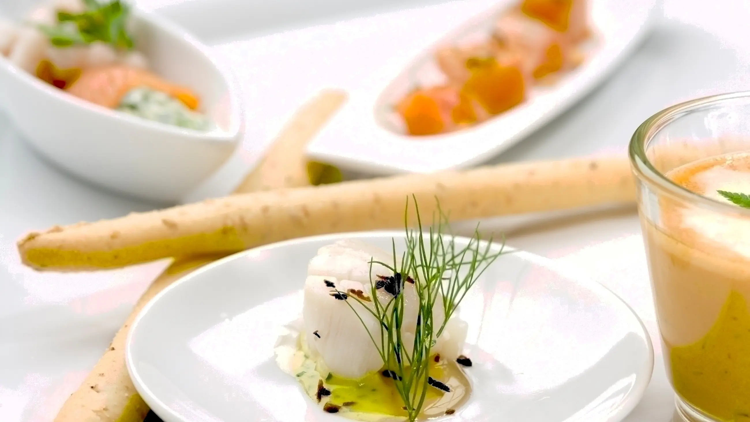Dampet kammusling på pyt af aioli og akaciehonning m/ristet kokos