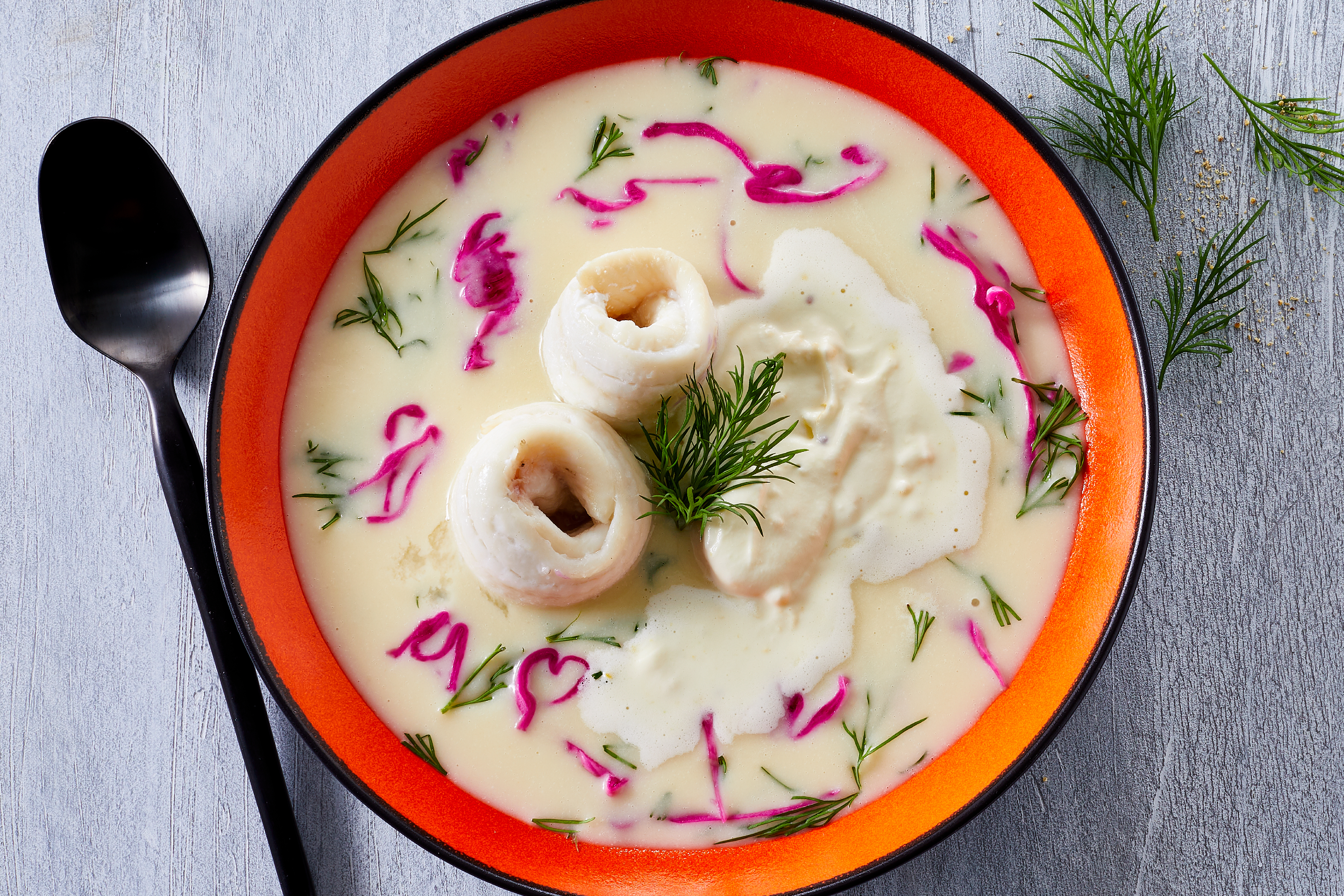 Suppe af kartofler og dild med syltet rød spidskål, isingmedaljon og let skummende citronfløde